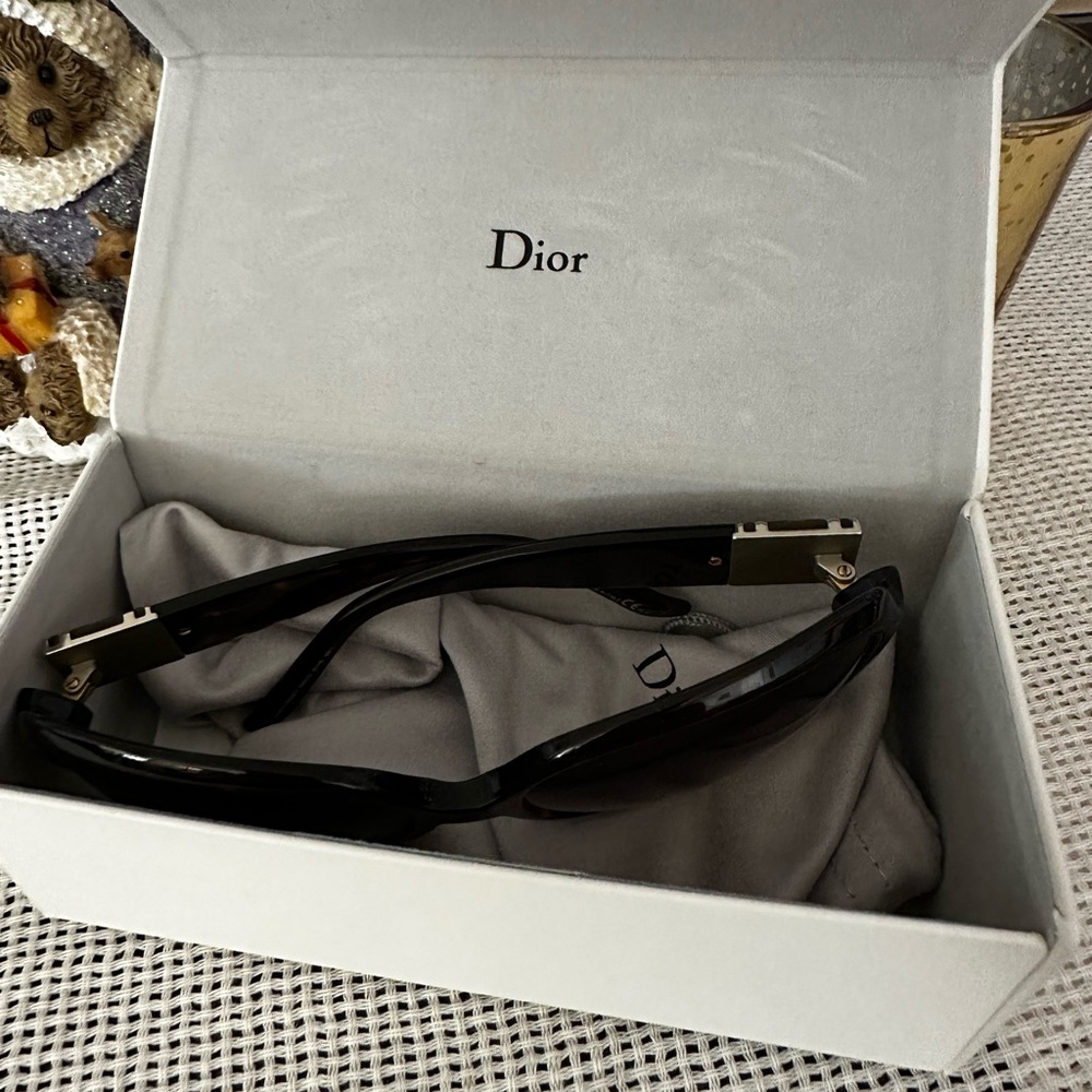 Dior Fashion Sunglasses with Chunky Frames - Picture 5 of 5